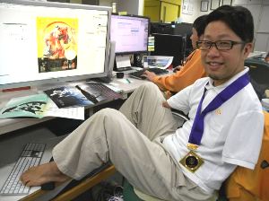 メダルを胸に大会を振り返る都築弘さん＝名古屋市南区の中電ウイングで