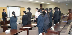 鈴木市長（左）から激励を受ける未就職の若者たち＝２４日、浜松市役所で