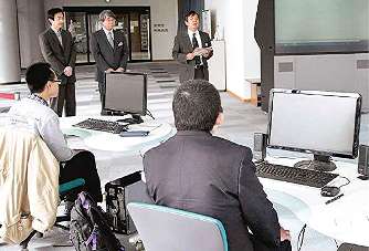 パソコンの使い方を学ぶ障害者ら（手前）＝瀬戸市のデジタルリサーチパークセンターで