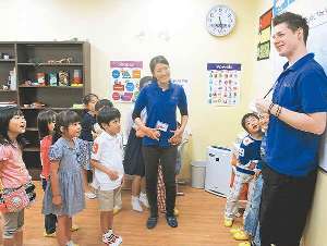 外国人講師と英語を使って遊ぶ小学生たち名古屋市の「キッズデュオ」本山校で