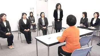 講師を面接官役に見立て、就職面接の練習をする女性たち＝東京都世田谷区の昭和女子大で