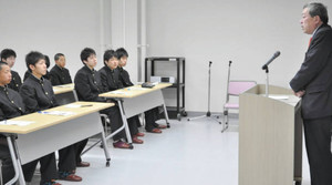 徳野社長（右）の講演に耳を傾ける高校生＝金沢市本多町で