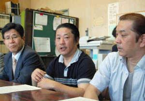 組合設立について話す渡辺支部長（中）ら＝長浜市で