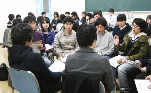 内定者の経験談を聞こうと会場を埋めた学部３年生ら＝名古屋市の名古屋大で