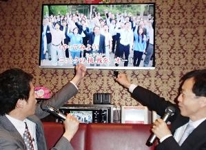 「やってみよう♪ニットクの挑戦を。」を歌う社員ら＝名古屋市熱田区で