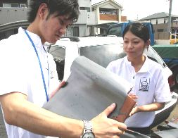 瓦の種類と特徴を学ぶ井川雄介さん（左）＝名古屋市中川区で