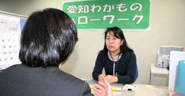 正社員の仕事を探す男性。賃金水準が低い非正規社員は増え続けている＝名古屋市中区の愛知わかものハローワークで