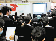 学生が詰めかけた「マイナビ就職ＥＸＰＯ」の愛知県豊田市のブース