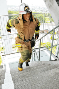 歯を食いしばって階段を駆け上がる新人消防職員＝愛知県一宮市の１３８タワーパークで
